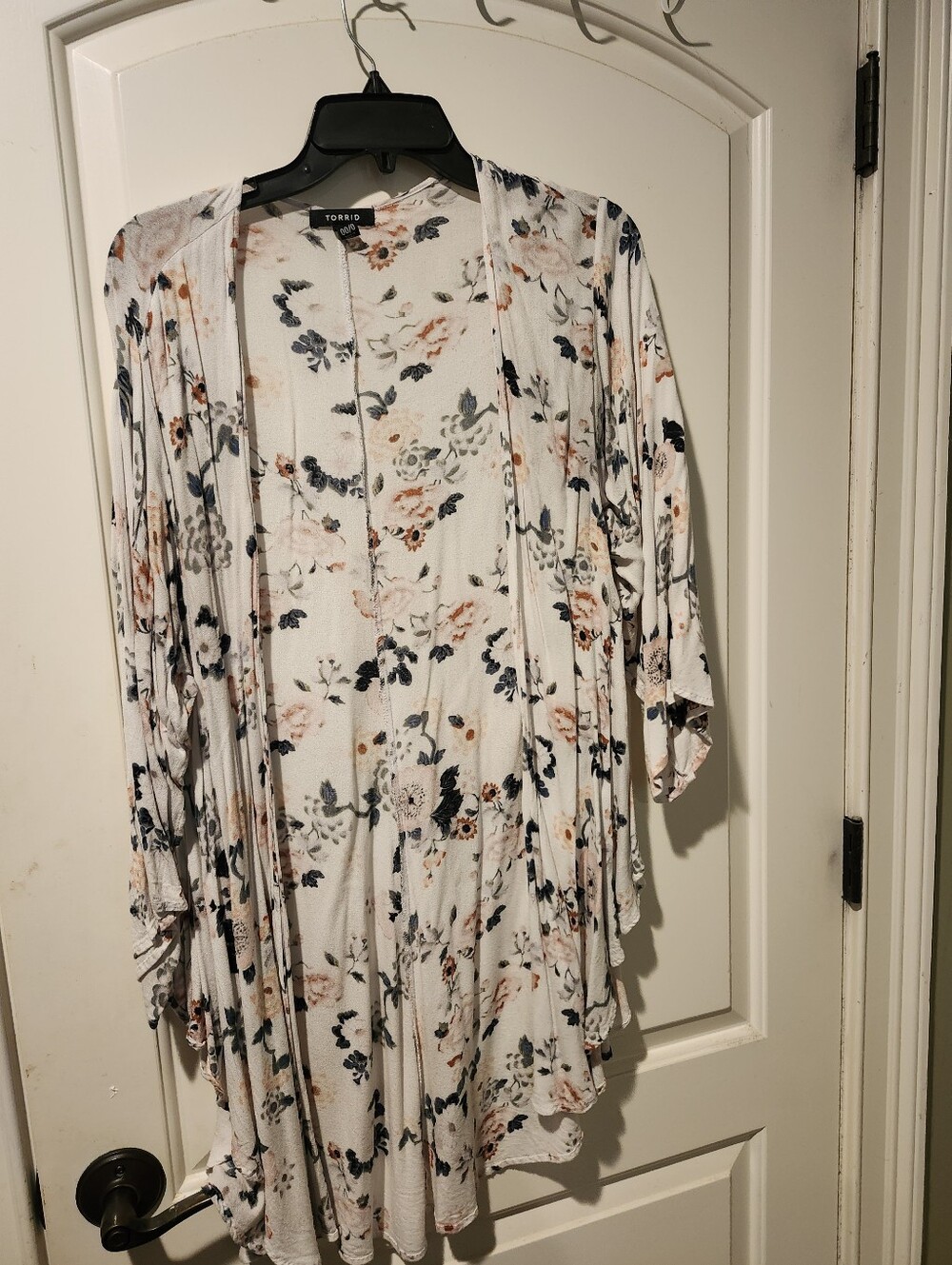 Torrid White Floral Open-Front Kimono with Blush and Navy Accents, Size00/0